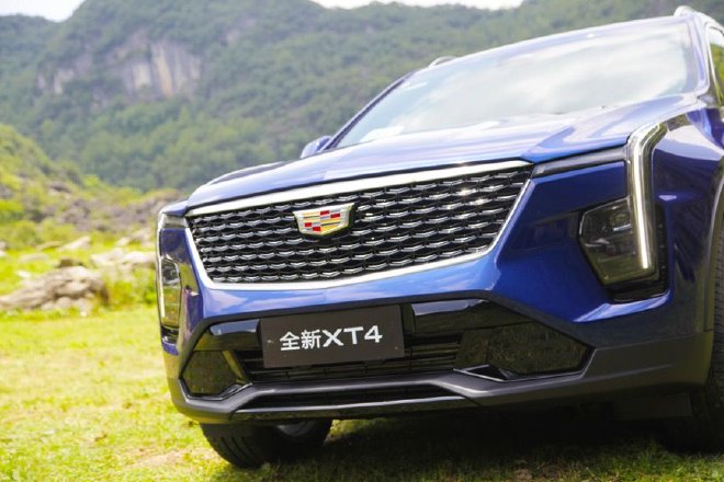 A new model of American luxury test drive Cadillac brand-new XT4 distinguished model