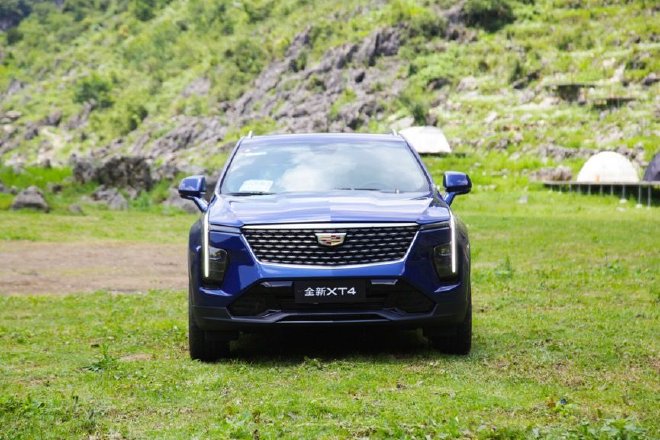 A new model of American luxury test drive Cadillac brand-new XT4 distinguished model